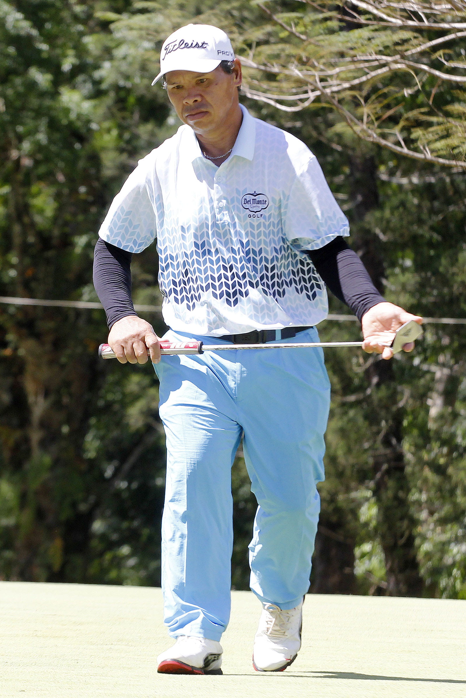 Romeo Jaraula holding a golf club